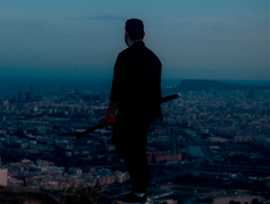 Hombre con katana observando la ciudad desde una colina - Cortometraje El Último Samurai